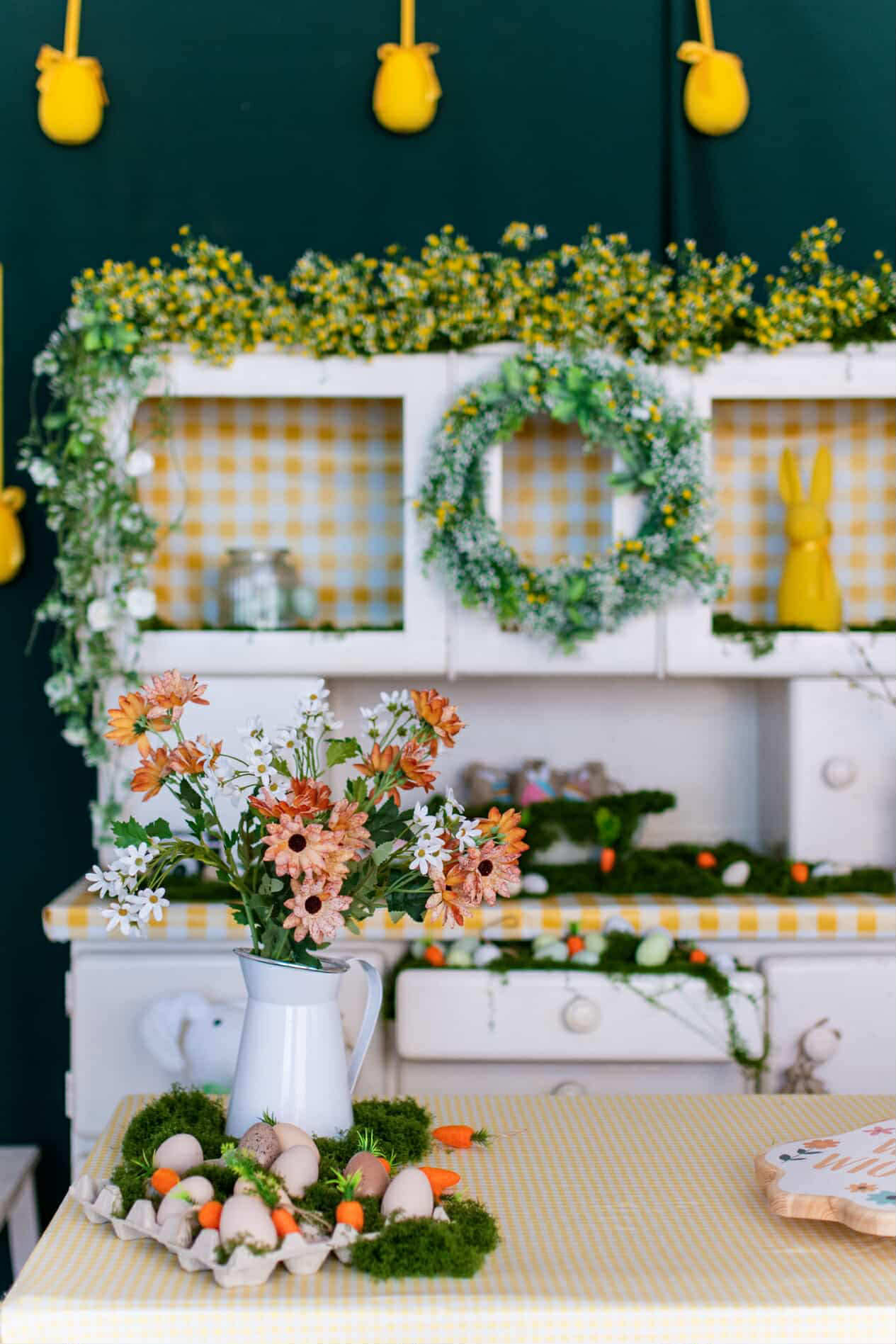 Wielkanoc – zielona dekoracja z kwiatami