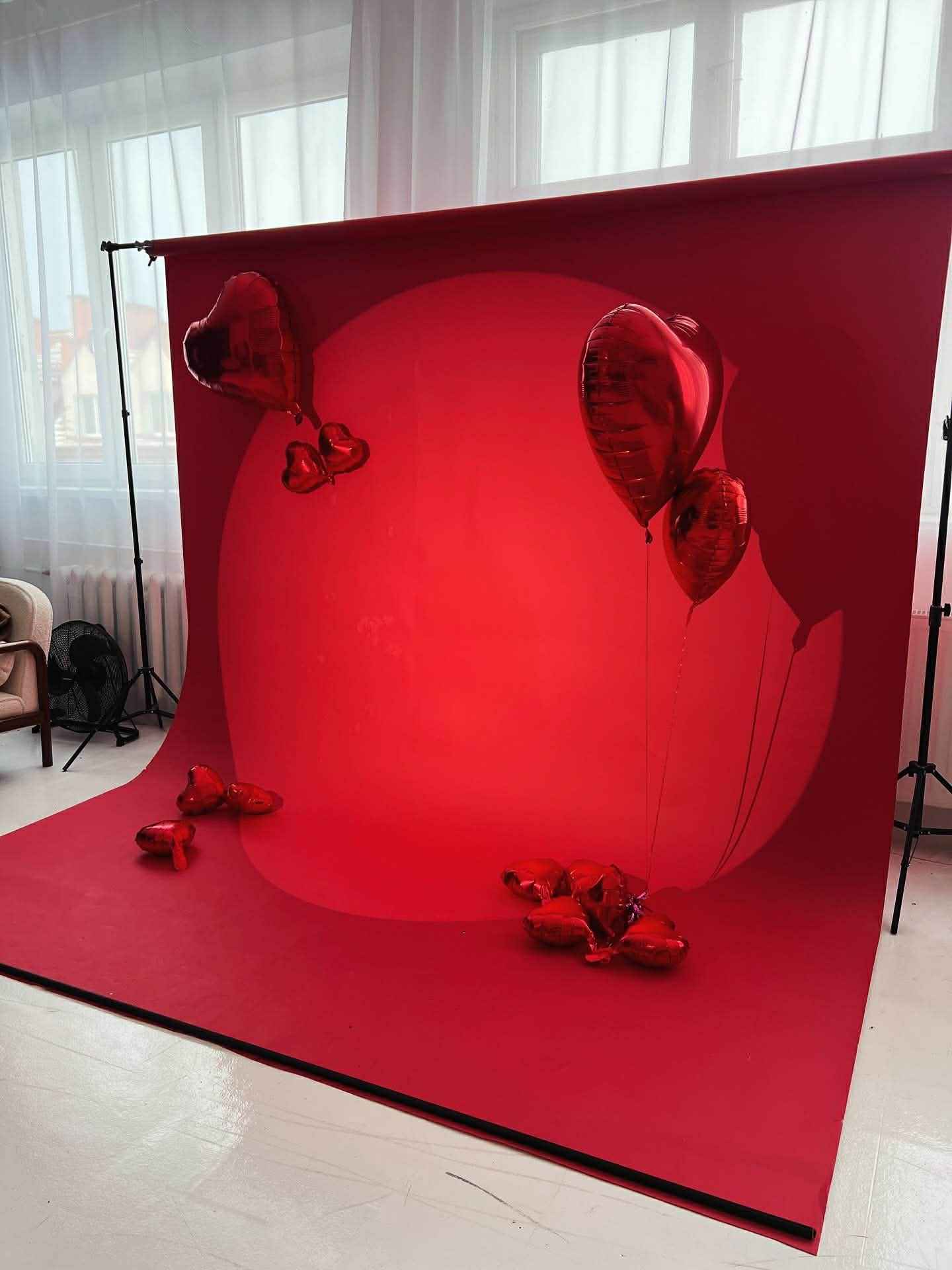 Walentynki – czerwone tło z balonami